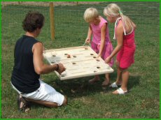 Dat valt nog helemaal niet mee om met z'n twee�n een knikker door de doolhof te sturen