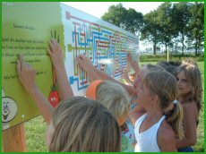 Kinderen lossen samen een doolhofpuzzel op