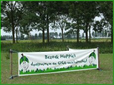 Een spandoek markeert de ingang van Hoppie's dooltuinen