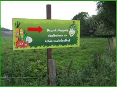 De weg naar Hoppie's dooltuinen is duidelijk aangegeven