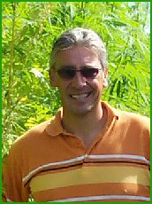 Doolhovenier Ruud Haak in een Hennepdoolhof