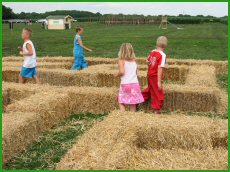 Het strobalendoolhof is ook leuk met blinddoek voor!